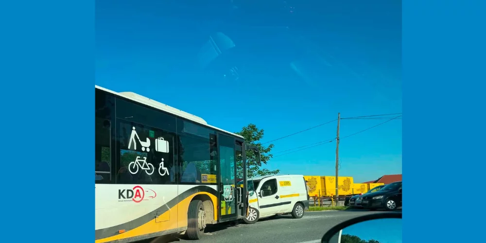 ŻELAZNO. Zderzenie autobusu Kolei Dolnośląskich z busem na DK33