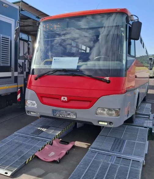 ITD sprawdza autobusy przewożące dzieci do szkół. W Kłodzku pojazd z licznymi usterkami [zdjęcia]