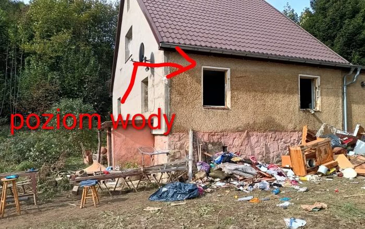 Czy Wody Polskie kpią z powodzian? Tego choćby Bareja by nie wymyślił