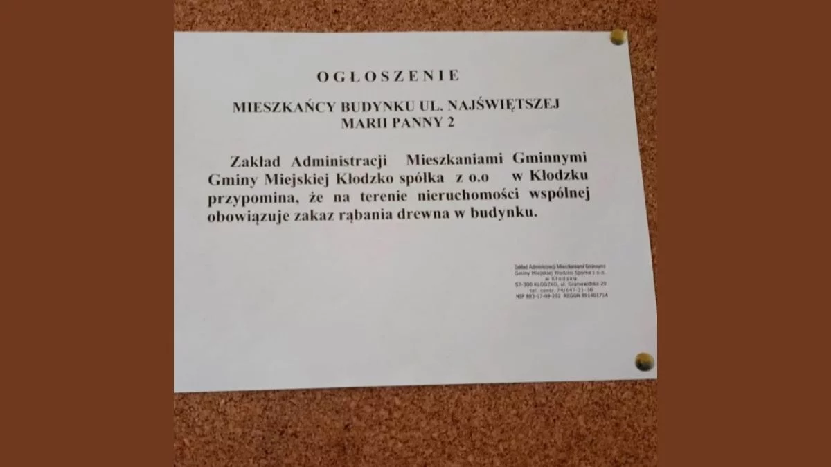 Wambierzyce. Zakaz rąbania drewna w budynku. Mieszkańcy pytają, gdzie przygotować opał