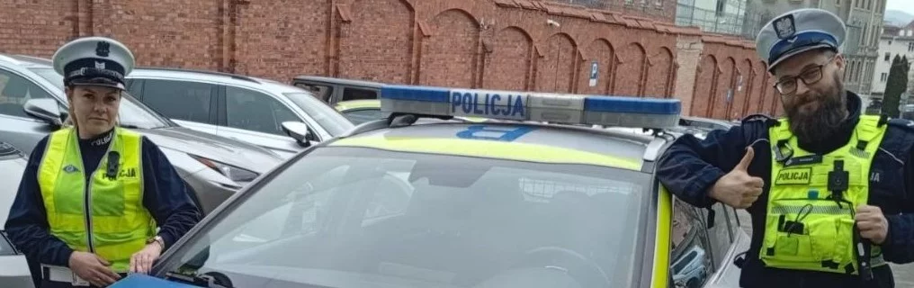 Kłodzko. Policjanci z drogówki pomogli kobiecie na ruchliwym skrzyżowaniu