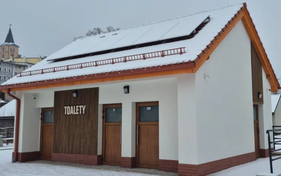 Nowoczesna toaleta publiczna w Radkowie [zdjęcia]