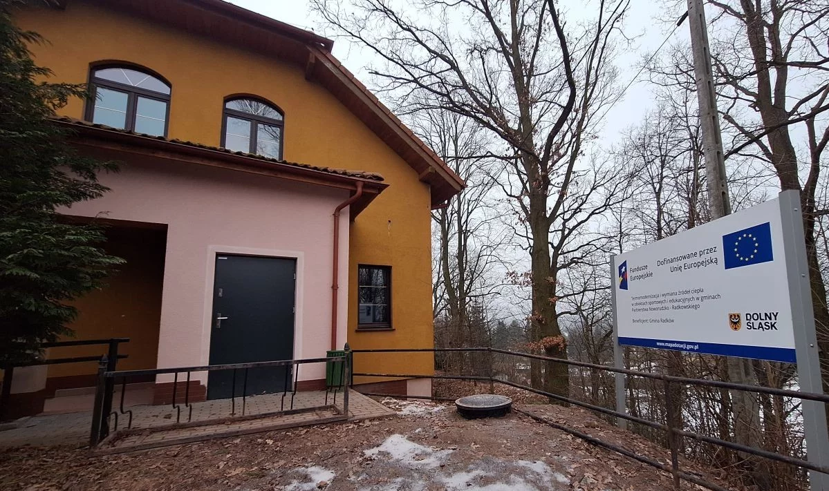 Gmina Radków. Trwa termomodernizacja i wymiana źródeł ciepła w obiektach sportowych i edukacyjnych [zdjęcia]