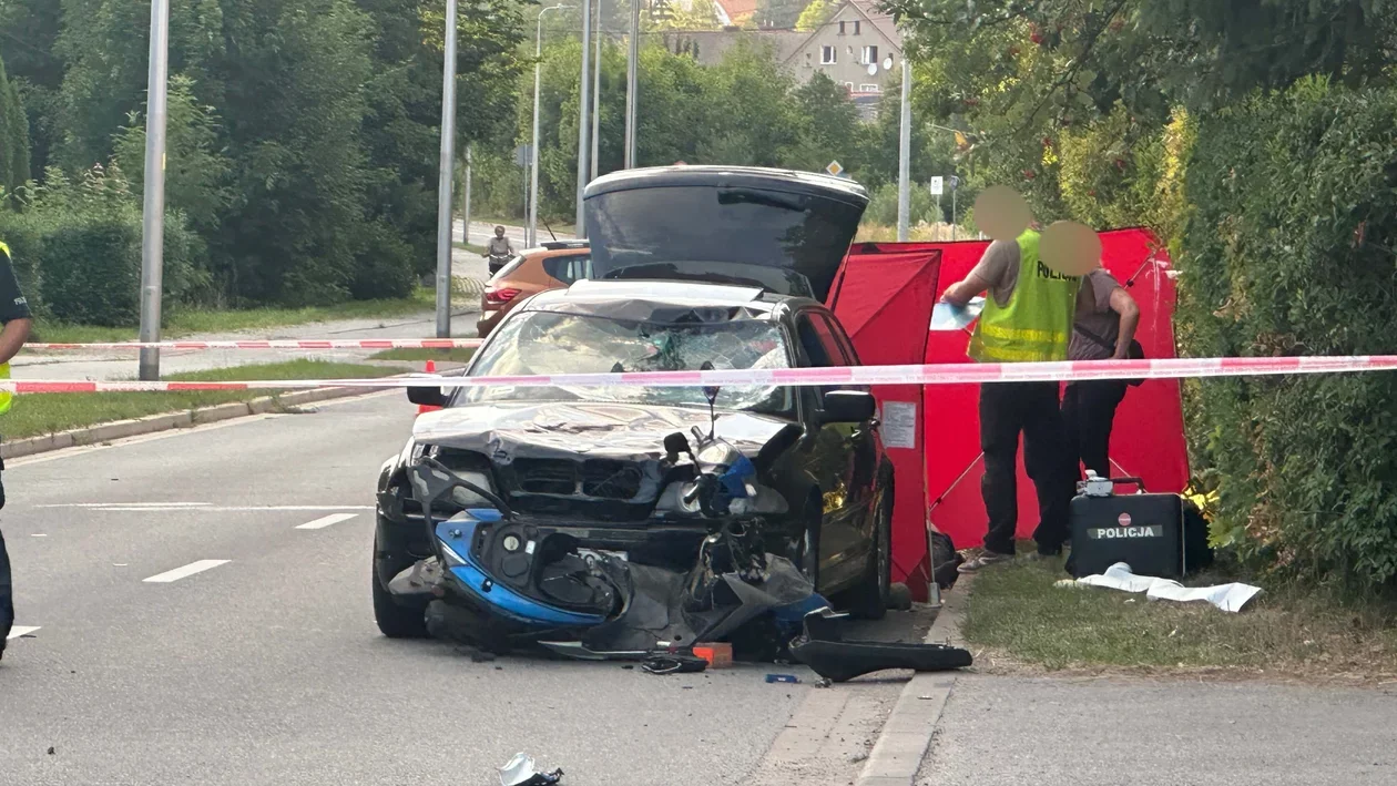 Śmiertelny wypadek w Drogosławiu. 21-letni kierowca BMW pod dozorem policji
