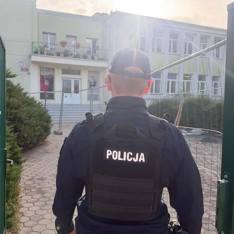 Wzmożone działania prewencyjne policji w rejonie szkół powiatu kłodzkiego [zdjęcie]