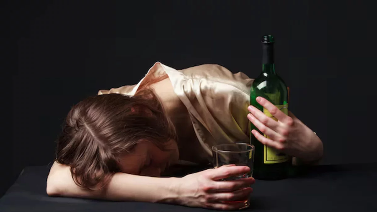 Powiat kłodzki. Pijana matka „opiekowała” się dwójką dzieci. Miała w organizmie 1,8 promila alkoholu