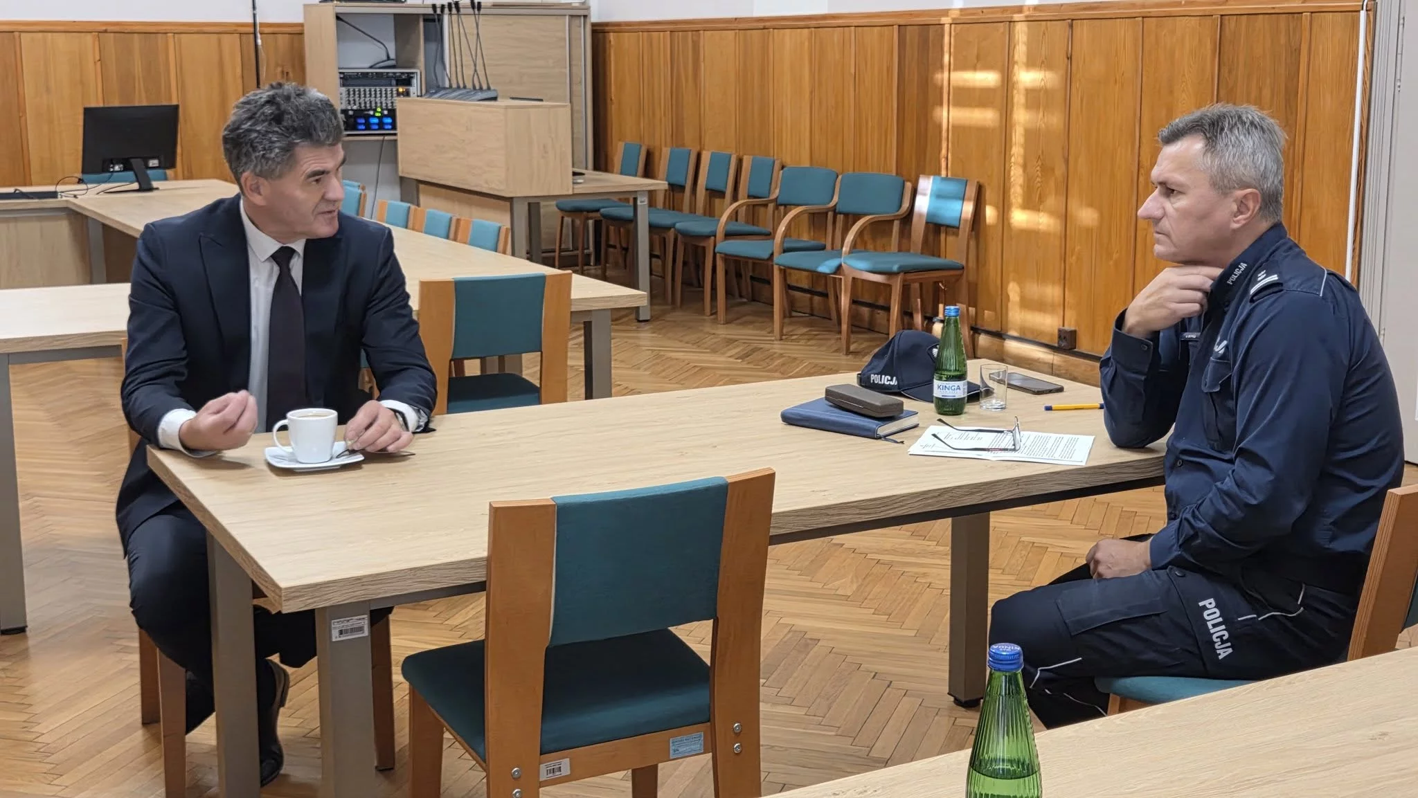 Bezpieczeństwo w szkołach powiatu ząbkowickiego. Starosta i policja rozmawiali z dyrektorami o zagrożeniach