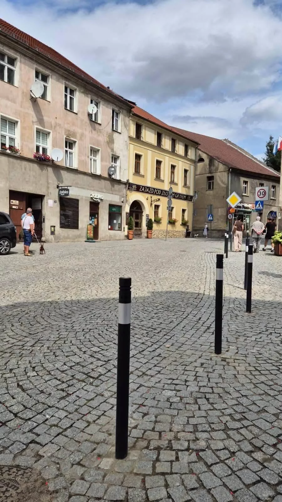 BARDO. W tym miejscu zginęli ojciec i syn. Teraz zamontowano nowe słupki
