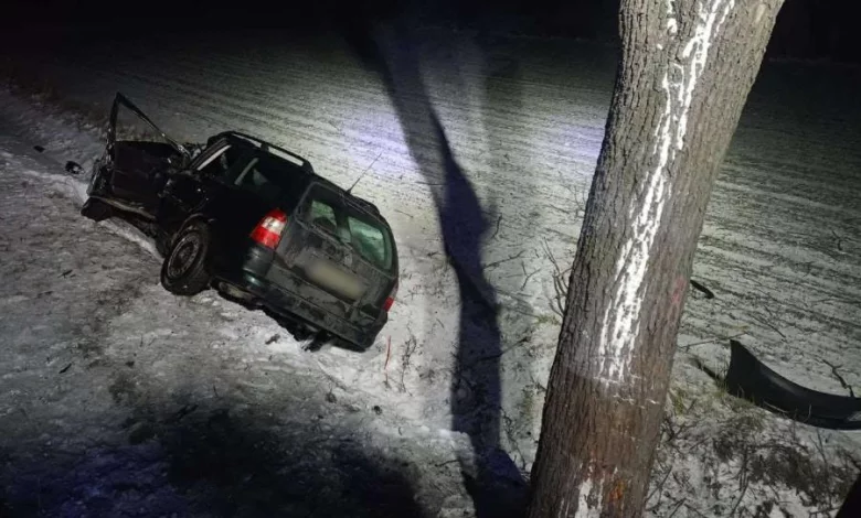 26-latka straciła panowanie nad autem. Opel wypadł z drogi i uderzył w drzewo