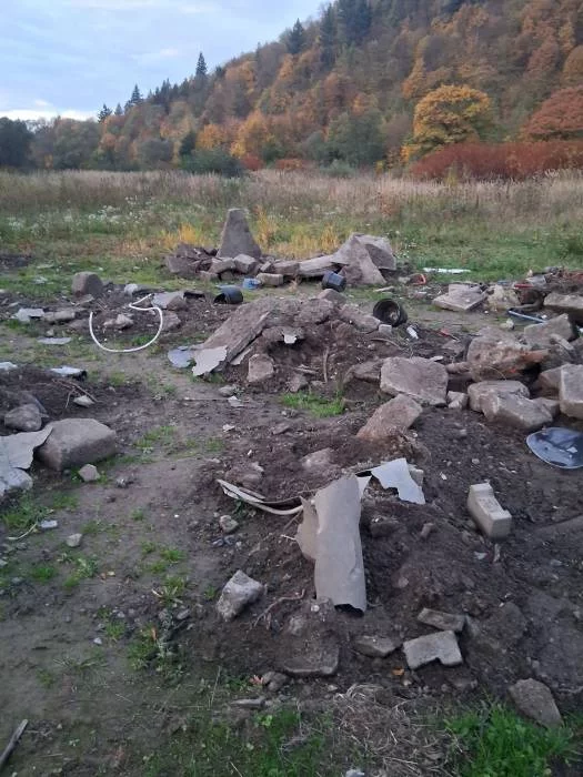 Bezmyślni śmieciarze dali o sobie znać w Bardzie