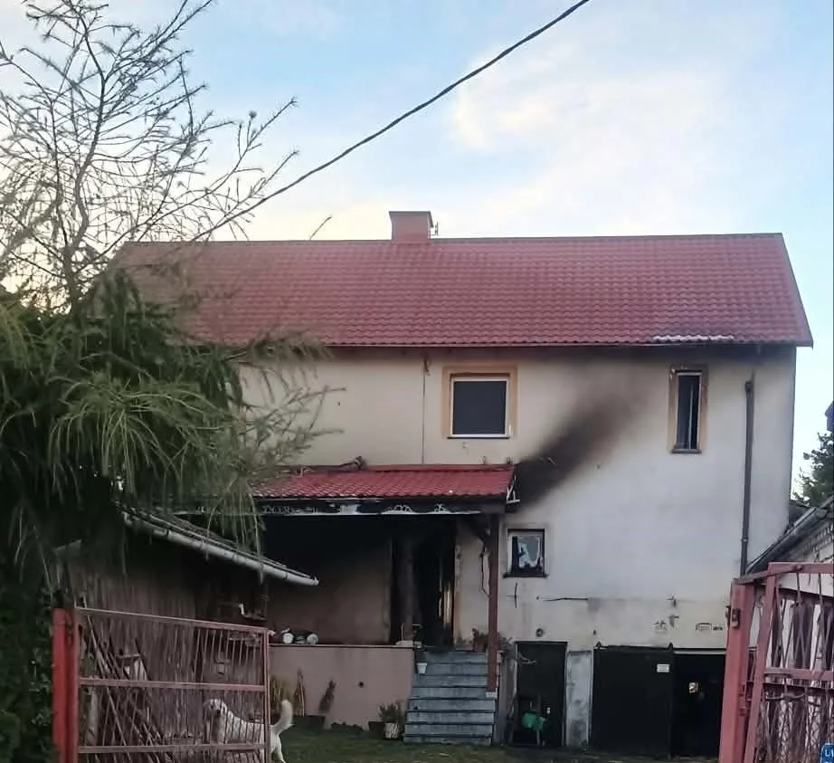 Pożar w Różanej zniszczył dobytek trzech rodzin. Ruszyła zbiórka na odbudowę i leczenie