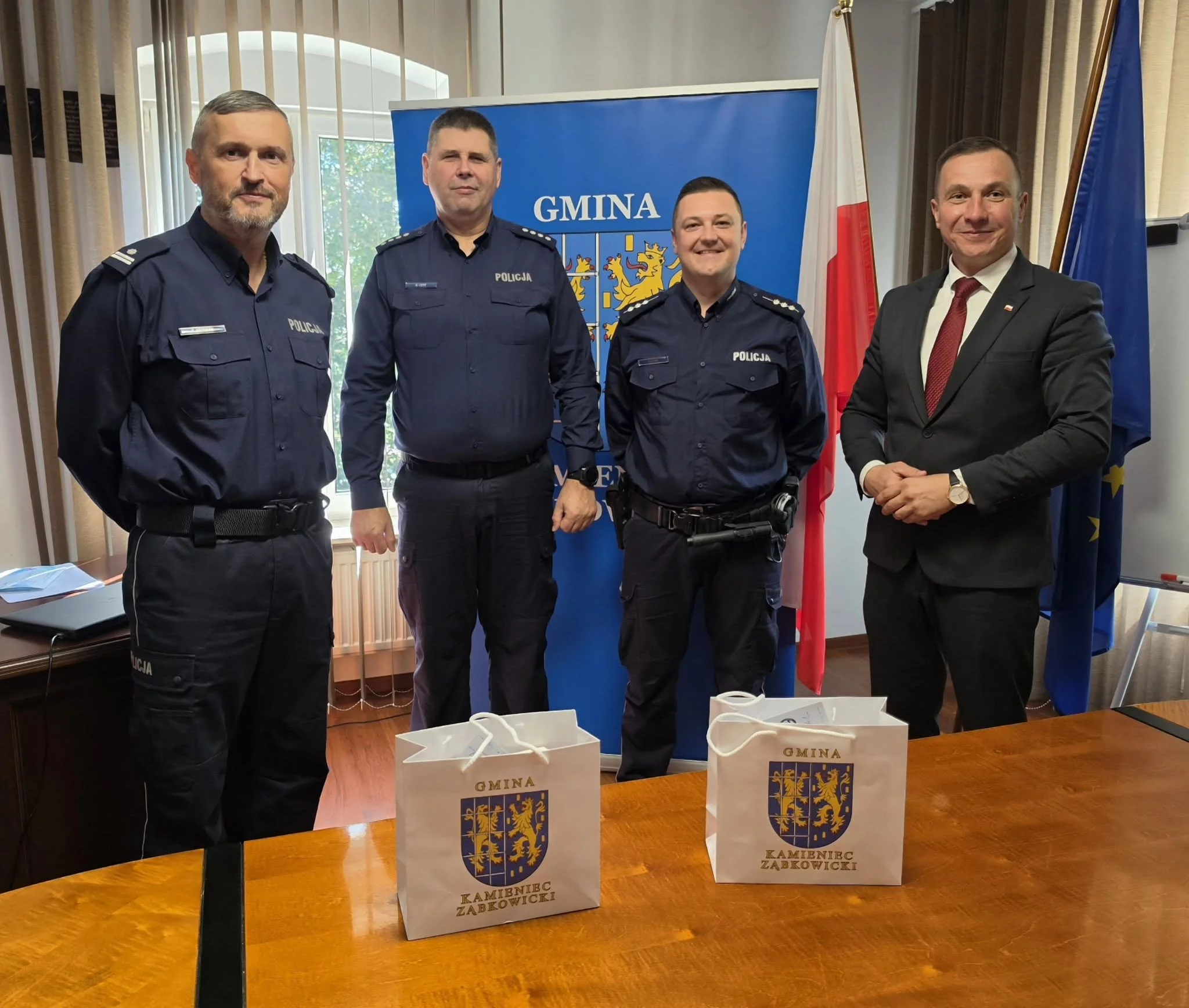 Damian Bieńko ponownie najlepszym dzielnicowym na Dolnym Śląsku. Burmistrz Kamieńca Ząbkowickiego pogratulował policjantowi