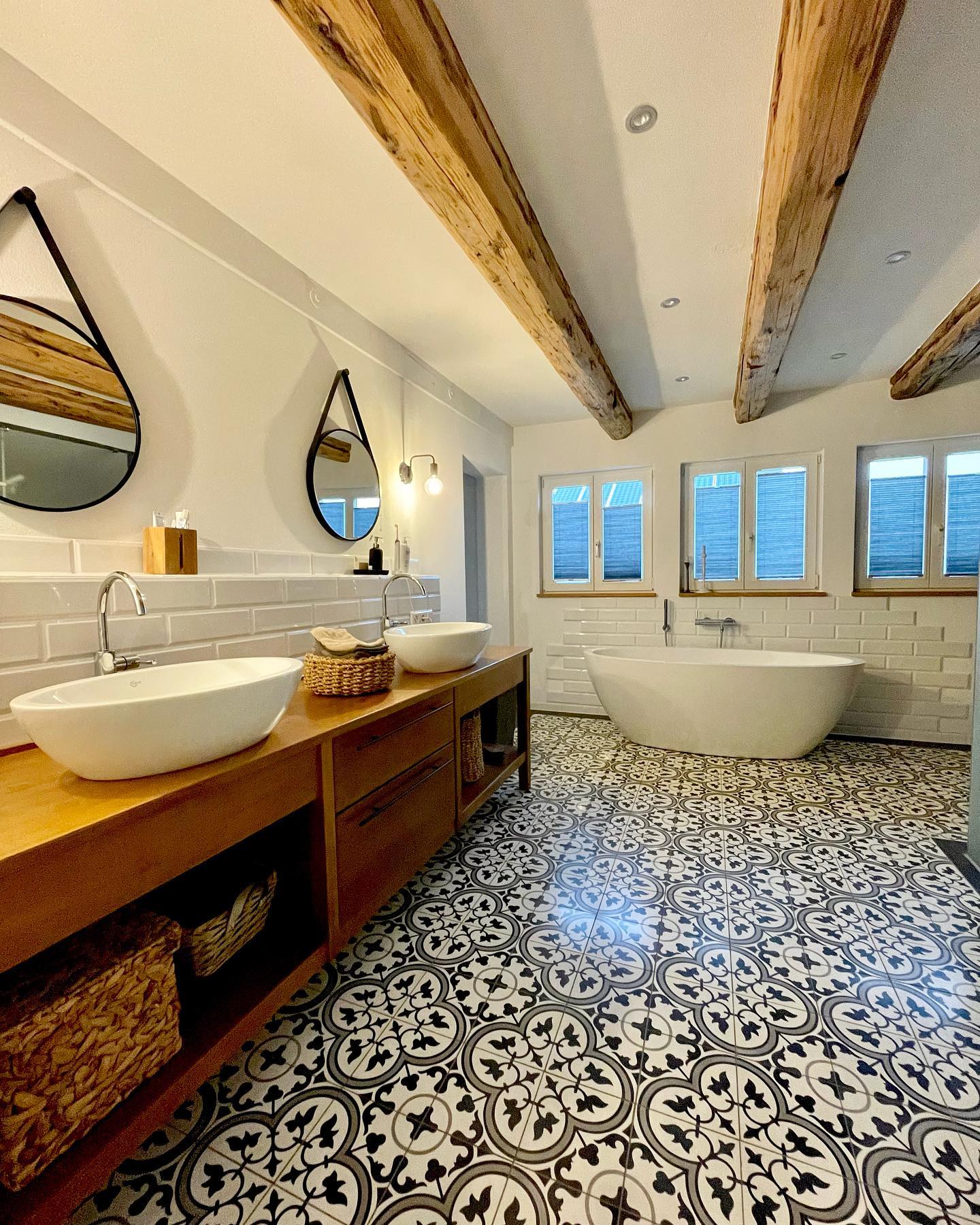 Rustikaler Charme trifft moderne Eleganz: Ihr Traumbadezimmer