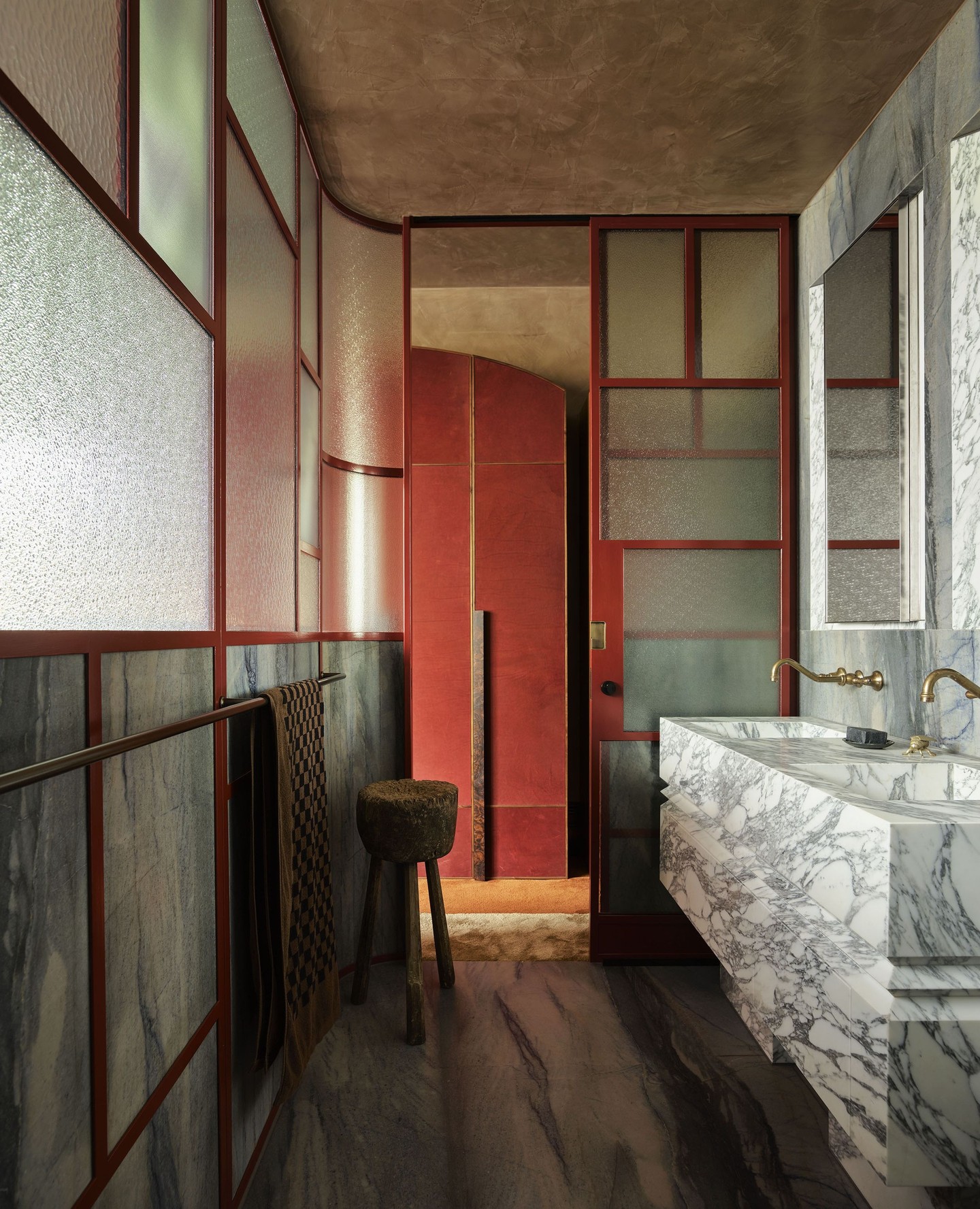 Badezimmer im Art Deco Chic: Luxus aus Marmor und roten Akzenten
