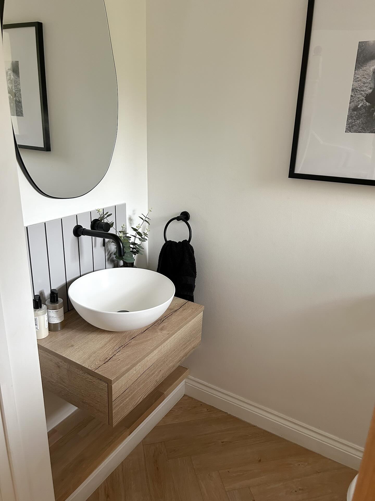 Minimalistische Eleganz trifft Funktionalität im modernen Badezimmer