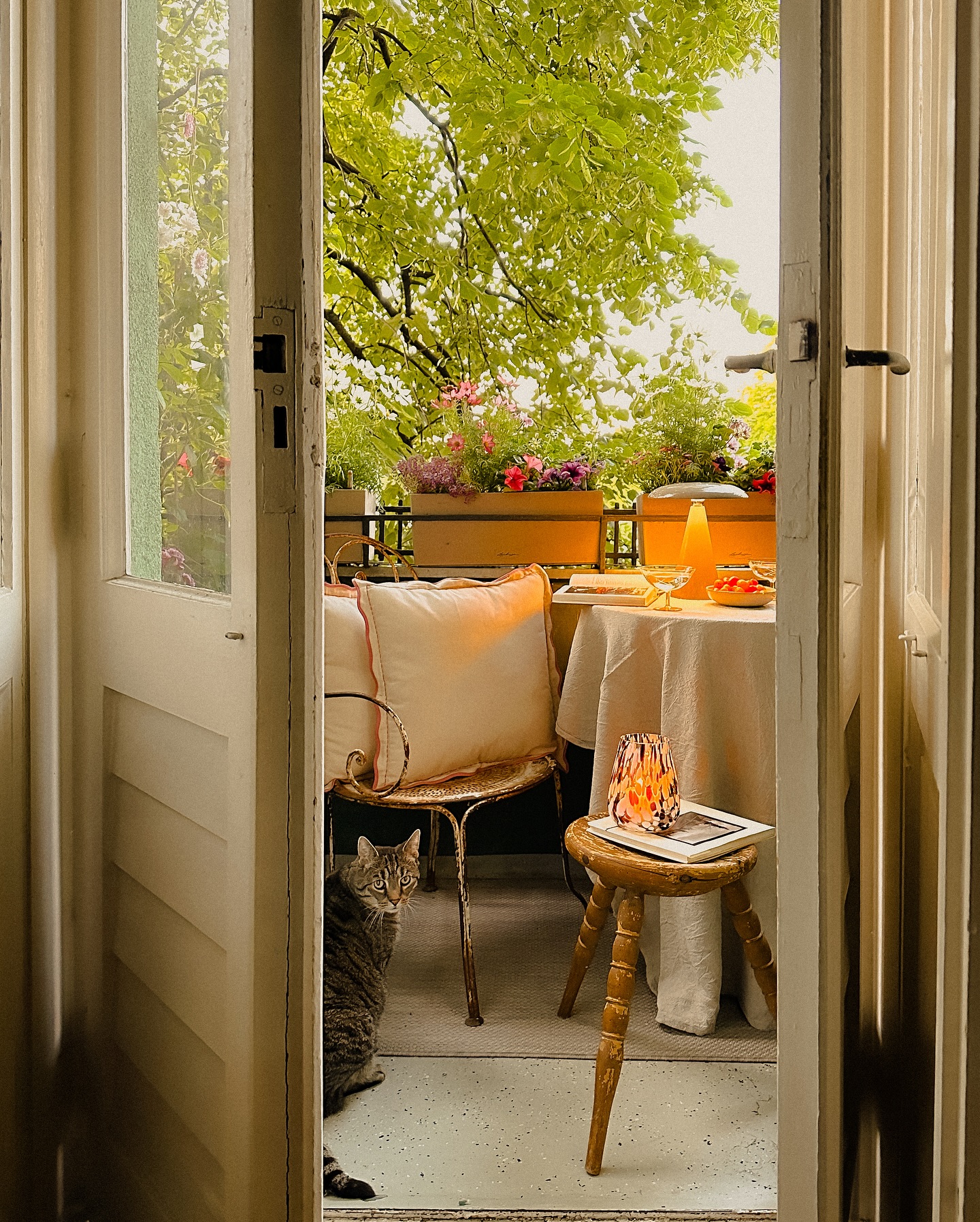 Balkon-Oase: Gemütlicher Rückzugsort im Grünen mit Vintage-Charme