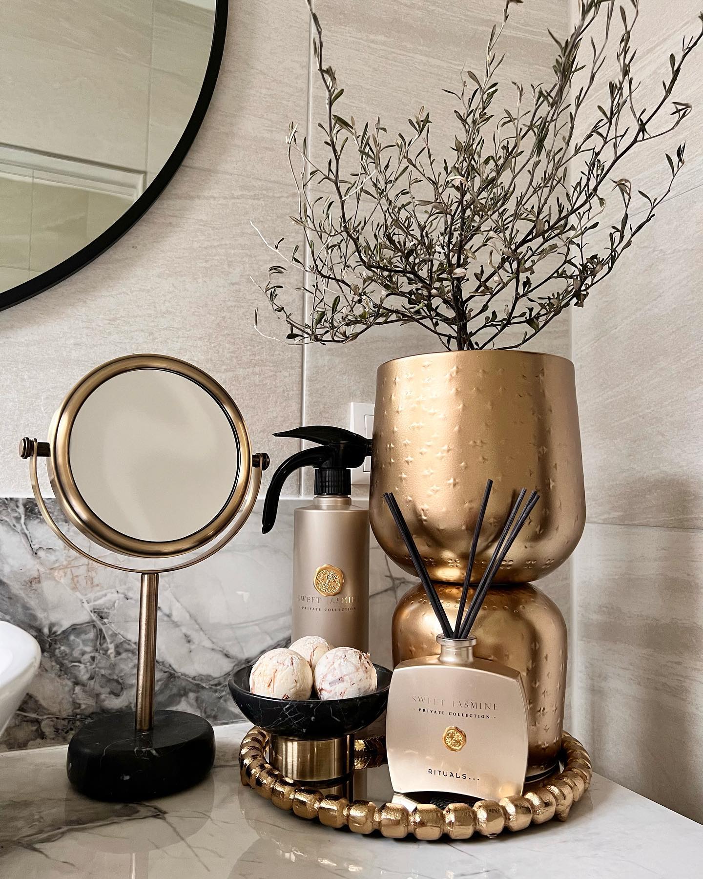 Luxuriöses Badezimmer: Goldene Akzente und Wellness-Momente