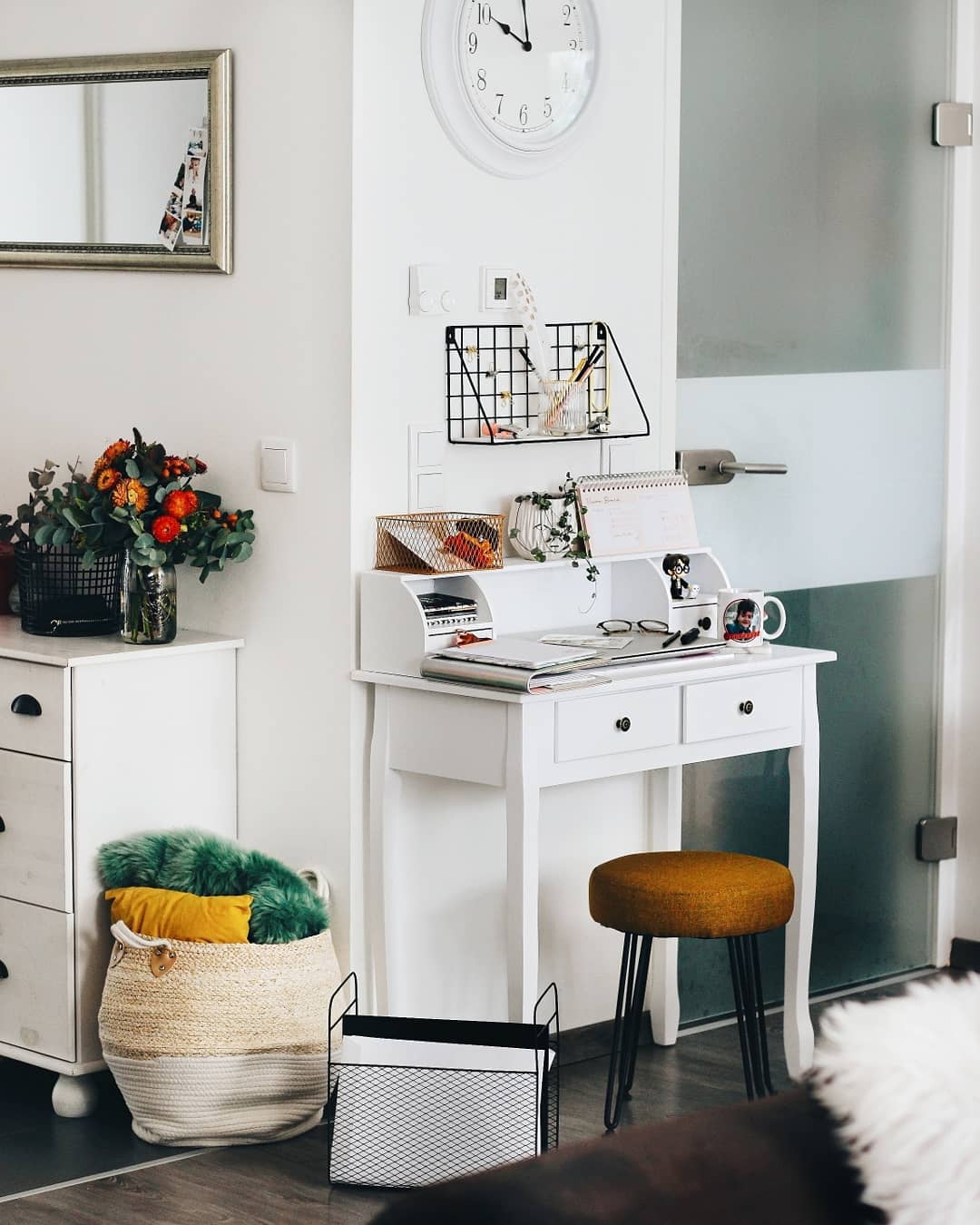 Modernes Arbeitszimmer im Wohnzimmer: Funktionale Eleganz in Weiß und Senfgelb