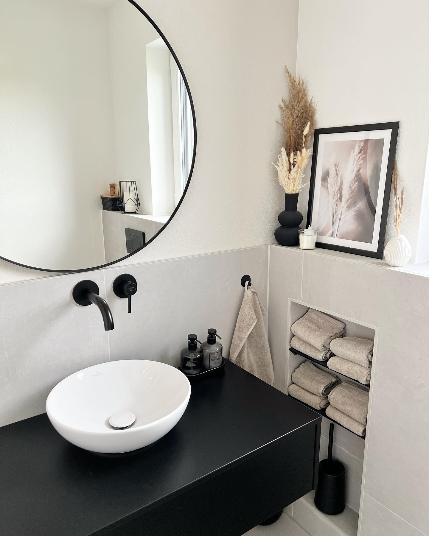 Minimalistische Eleganz im Badezimmer: Schwarz, Weiß und natürliche Akzente