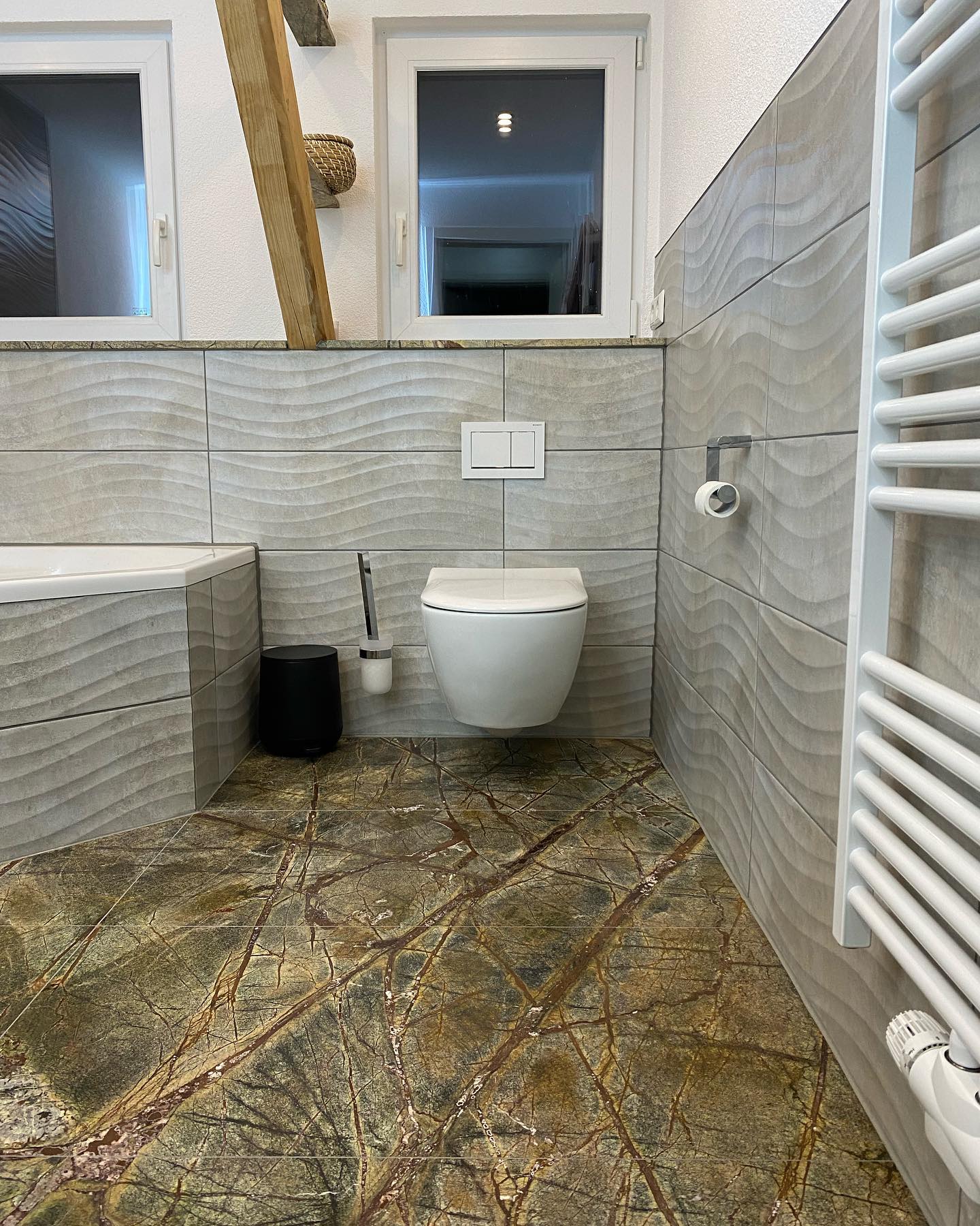 Badezimmer-Oase: Moderner Chic trifft auf Natürlichkeit