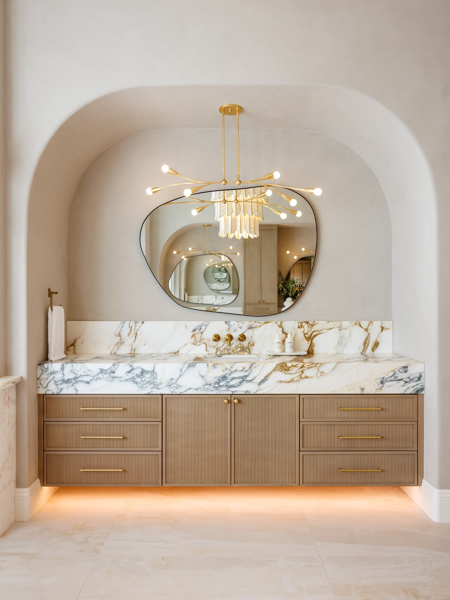 Luxuriöses Badezimmer: Eleganz trifft auf modernes Design