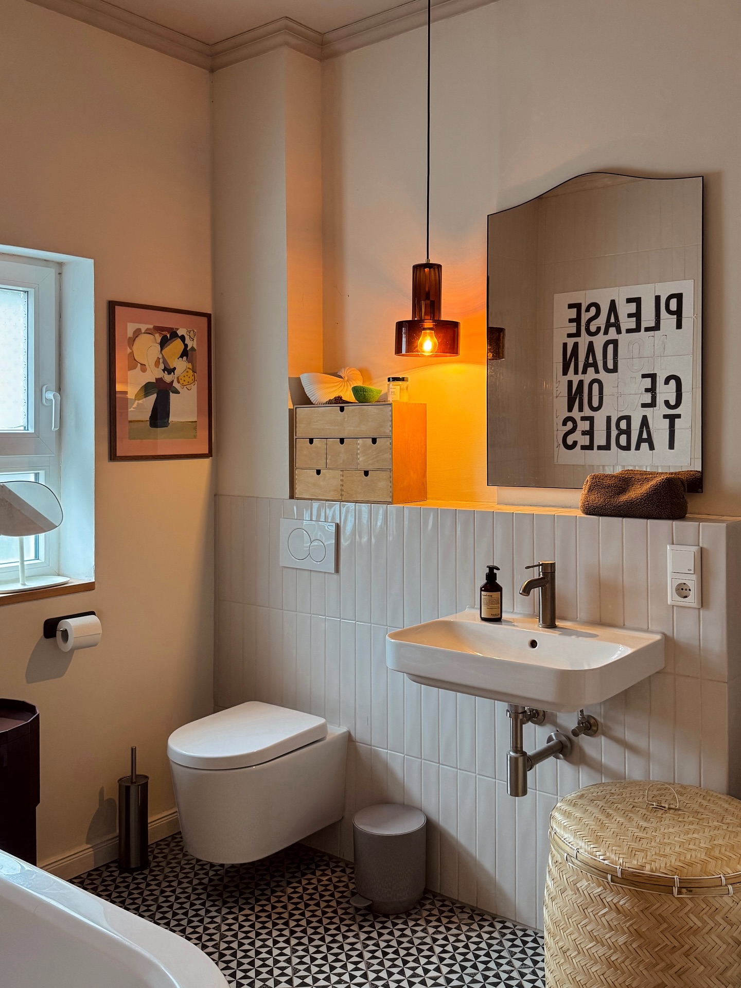 Badezimmer-Oase: Modernes Design trifft warme Boho-Akzente