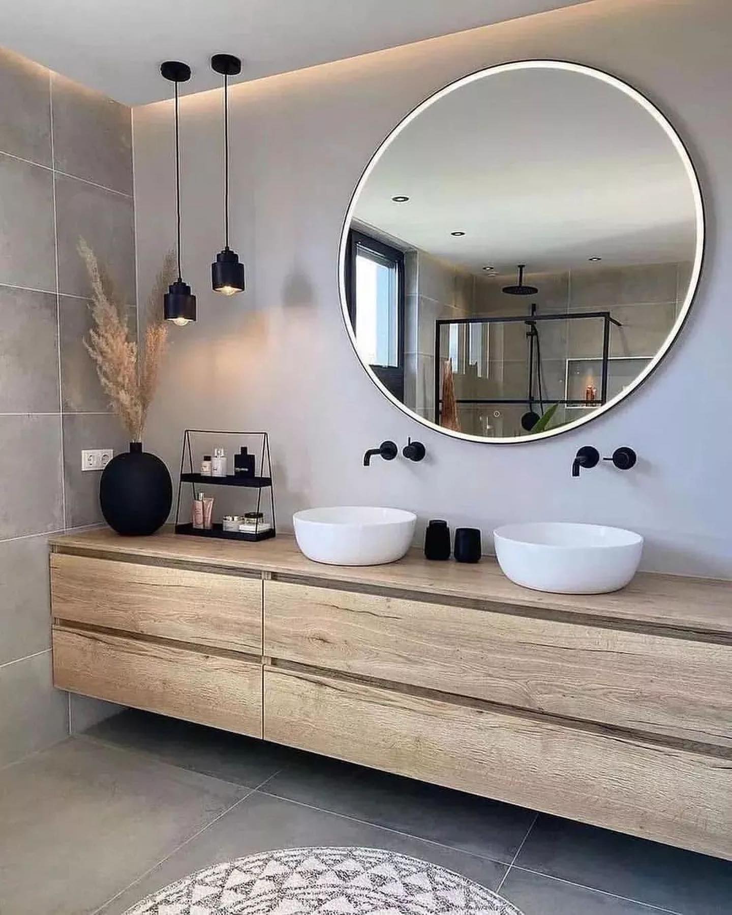 Modernes Badezimmer: Zeitlose Eleganz mit warmem Holz und Schwarz
