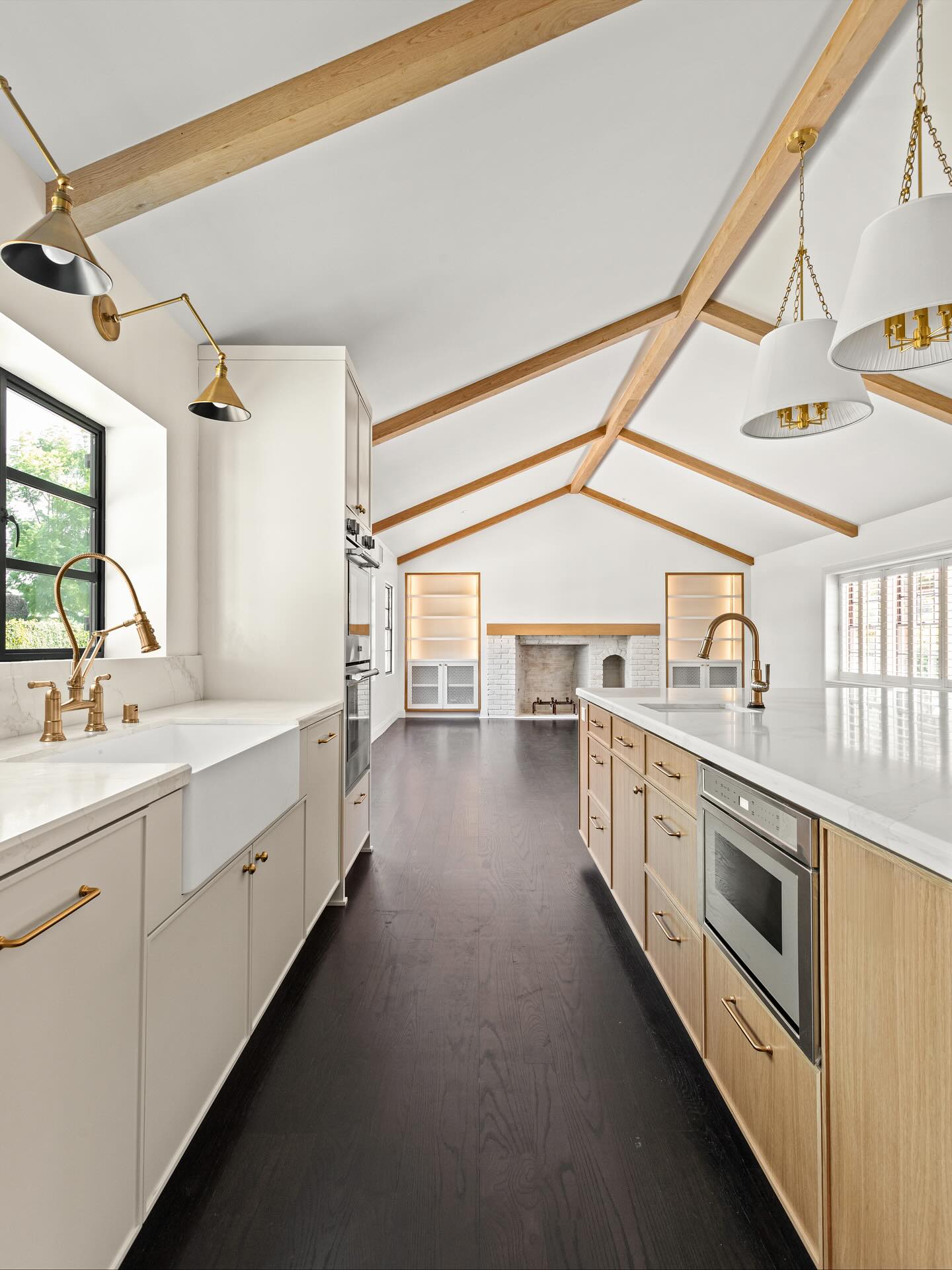 Elegante offene Wohnküche mit skandinavischem Charme und goldenen Akzenten
