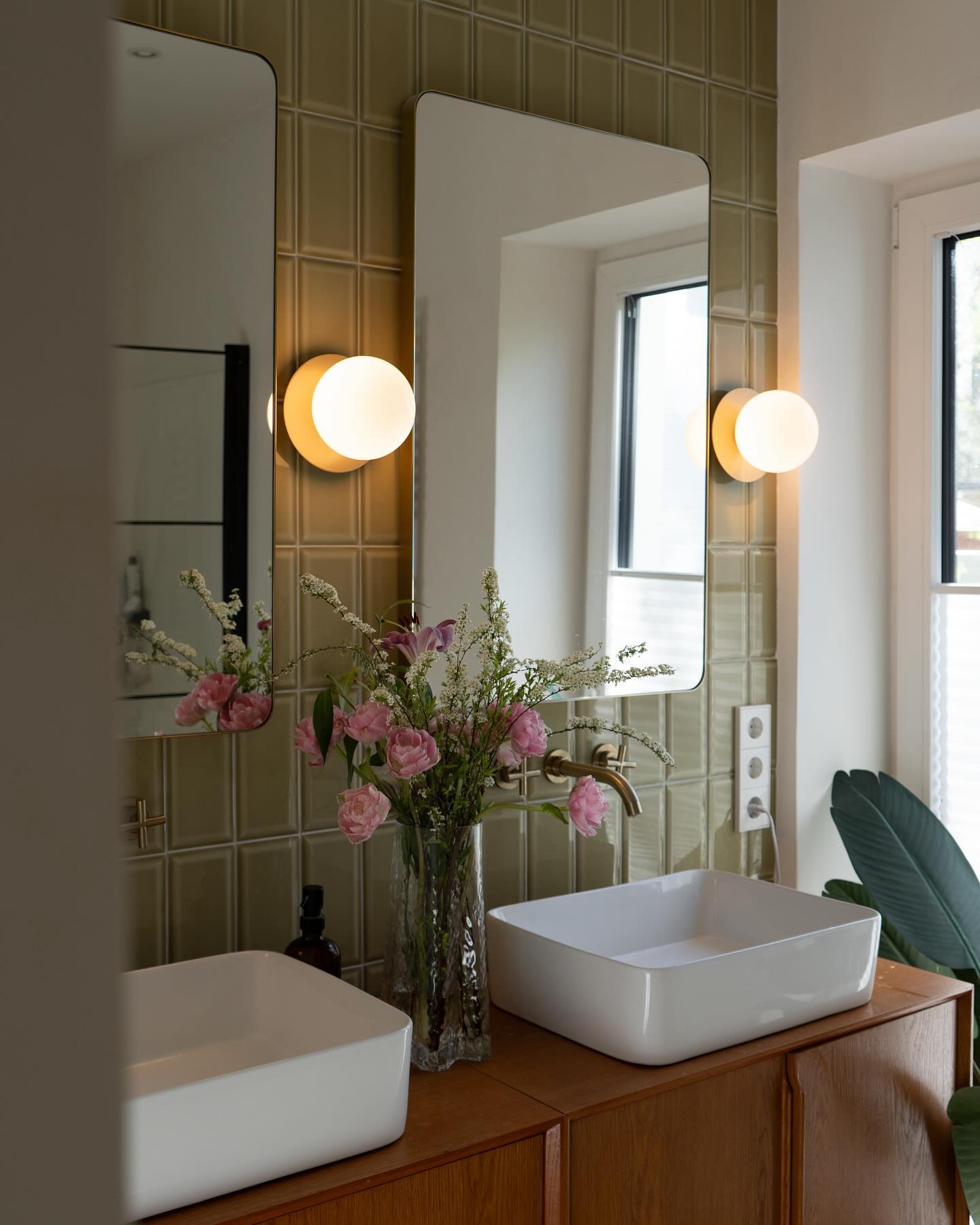 Zeitlose Eleganz: Dein Badezimmer im Mid-Century Chic mit modernen Akzenten