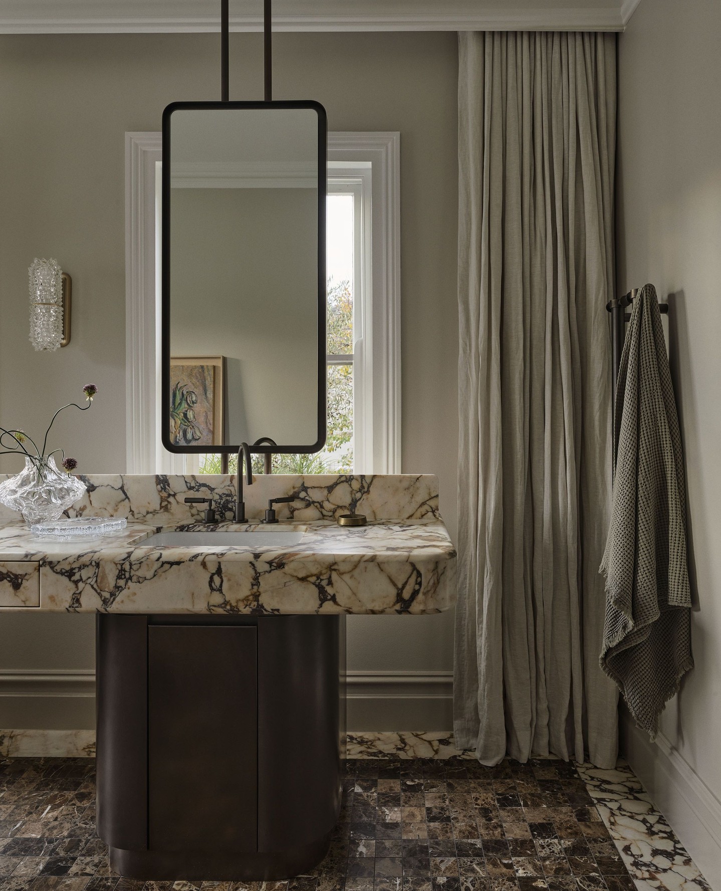 Luxuriöses Badezimmer-Design mit edlem Marmor und dunklen Akzenten
