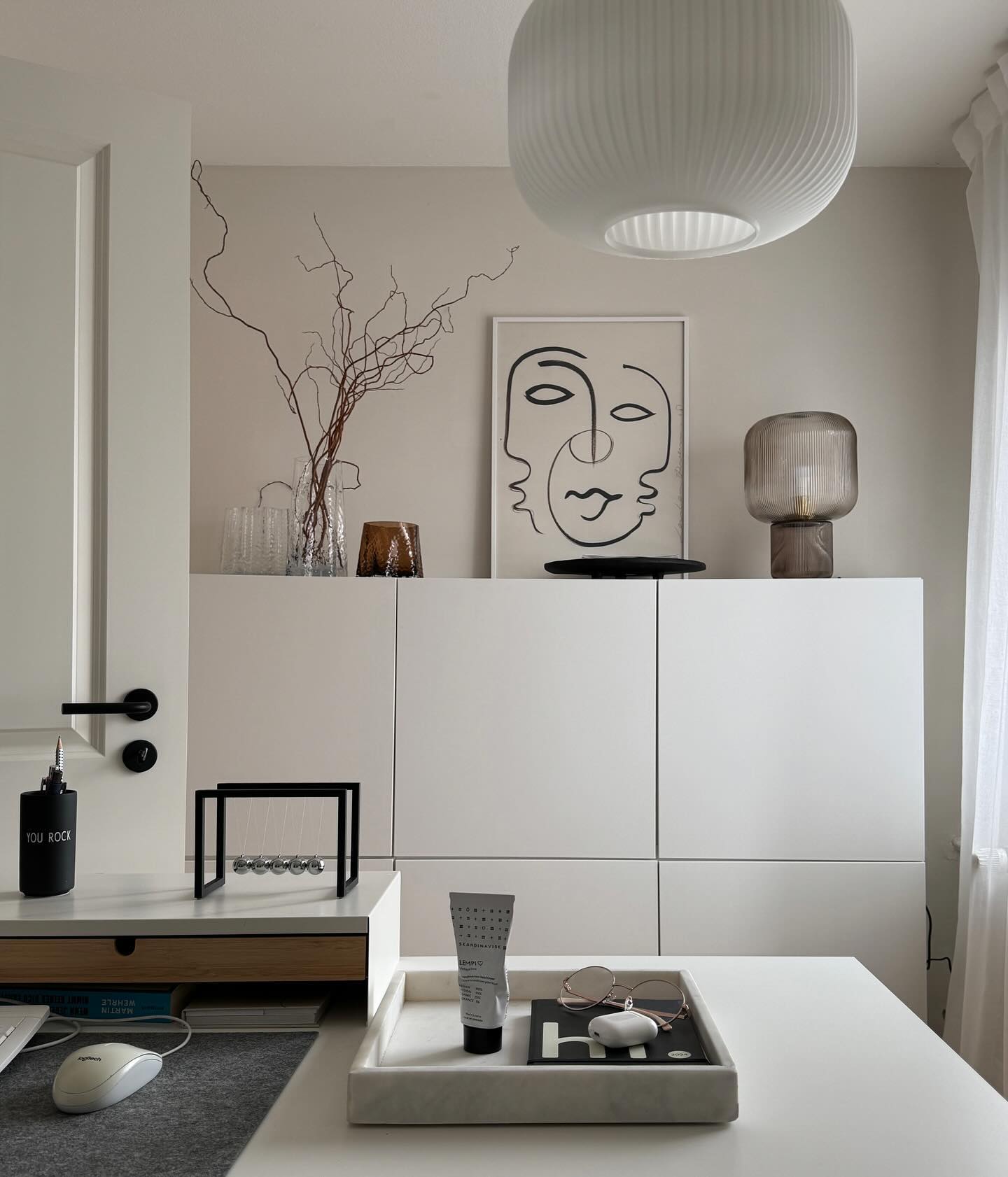 Zeitloses Design: So schaffst du ein modernes und funktionales Arbeitszimmer