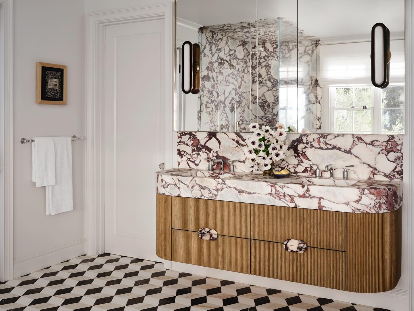 Luxus-Badezimmer: Zeitlose Eleganz mit Marmor und Statement-Boden