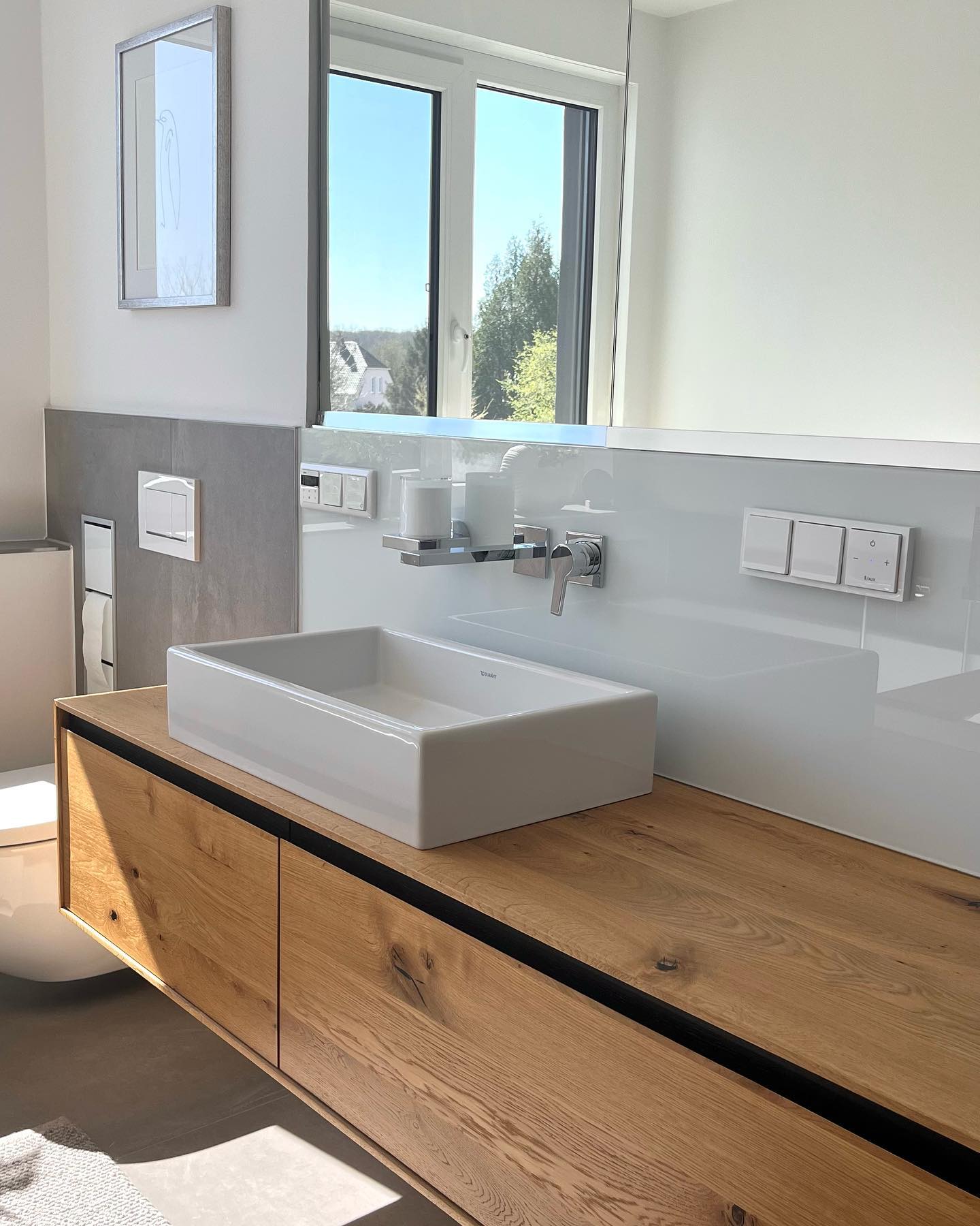Badezimmer-Oase: Natürliche Eleganz trifft moderne Funktionalität