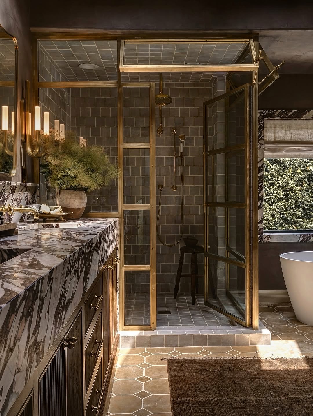 Luxus-Badezimmer: Messing und Marmor als Dream-Team