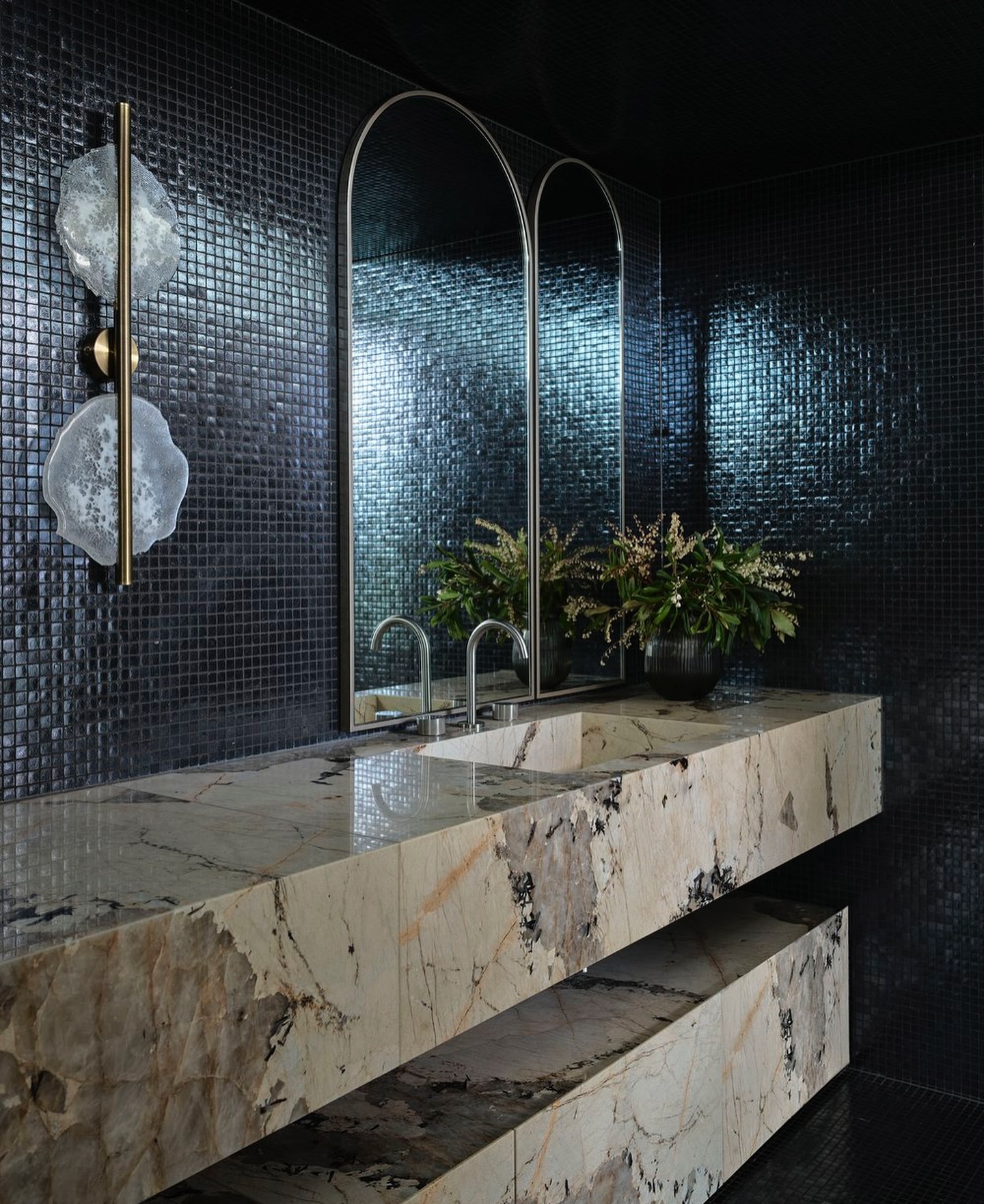 Badezimmer-Eleganz: Dunkle Mosaikfliesen treffen auf luxuriösen Marmor
