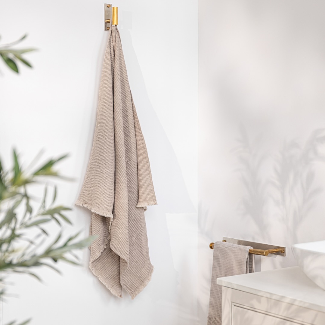 Zeitlose Eleganz im Badezimmer: Natürliche Akzente und Golddetails