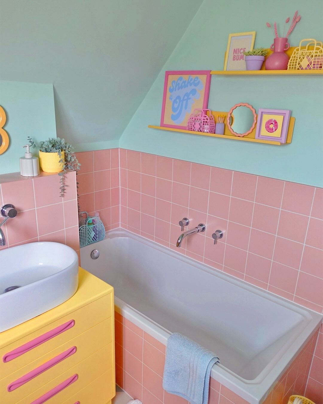 Farbenfrohes Badezimmer-Update: Retro-Chic trifft Pastell-Pop