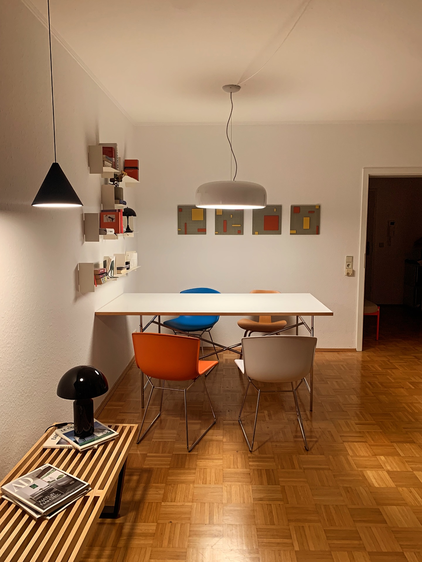 Lebendige Eleganz: Ein modernes Esszimmer mit Farbakzenten