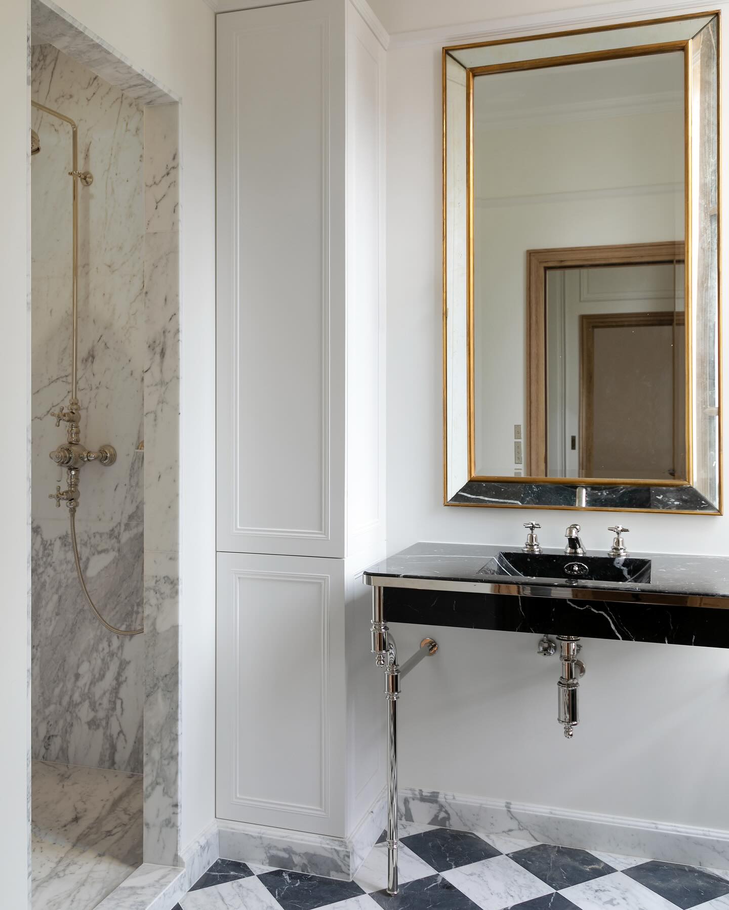 Eleganz in Marmor: Dein luxuriöses Badezimmer im klassischen Stil