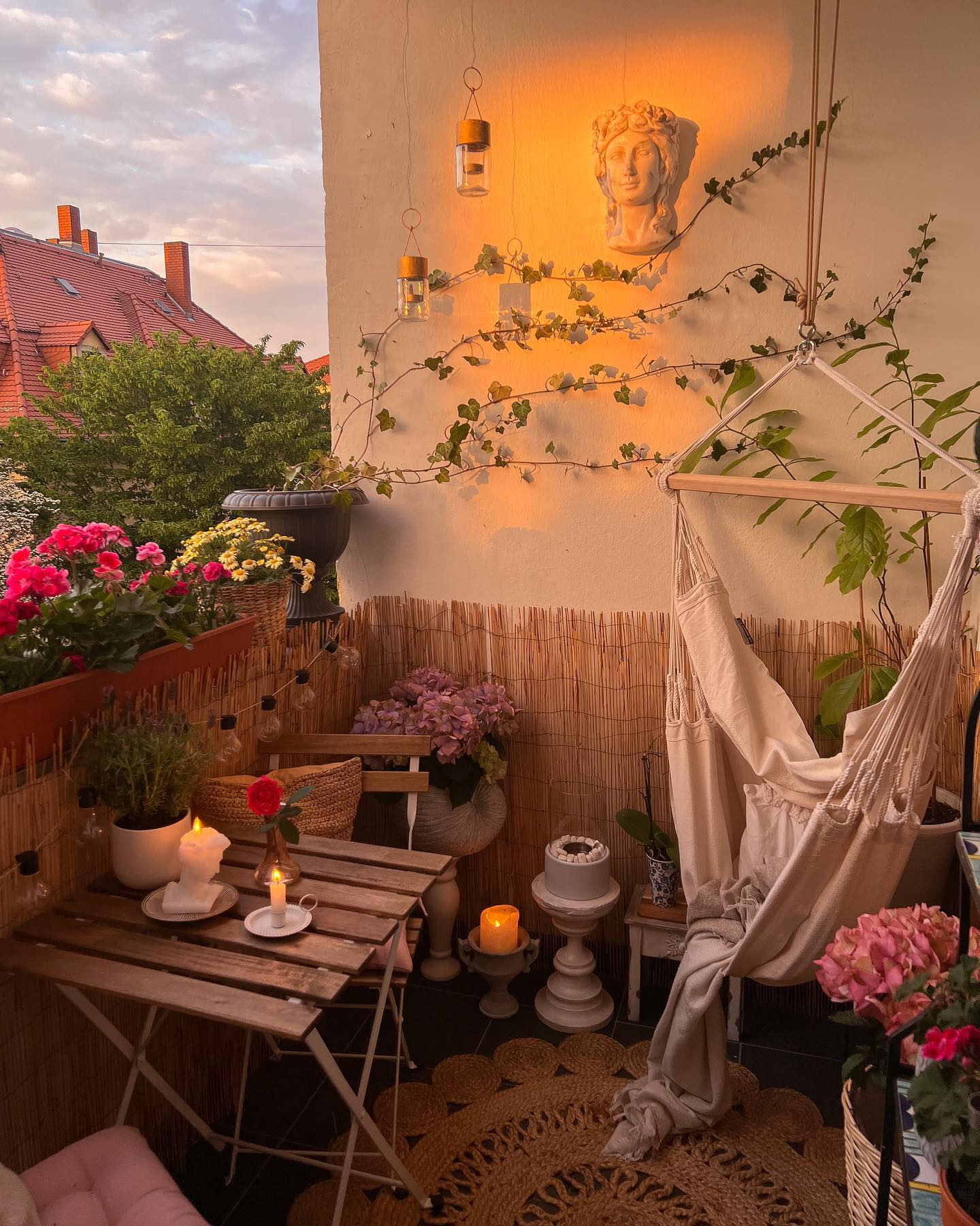 Balkonien neu entdecken: So wird dein Outdoor-Bereich zur gemütlichen Boho-Oase
