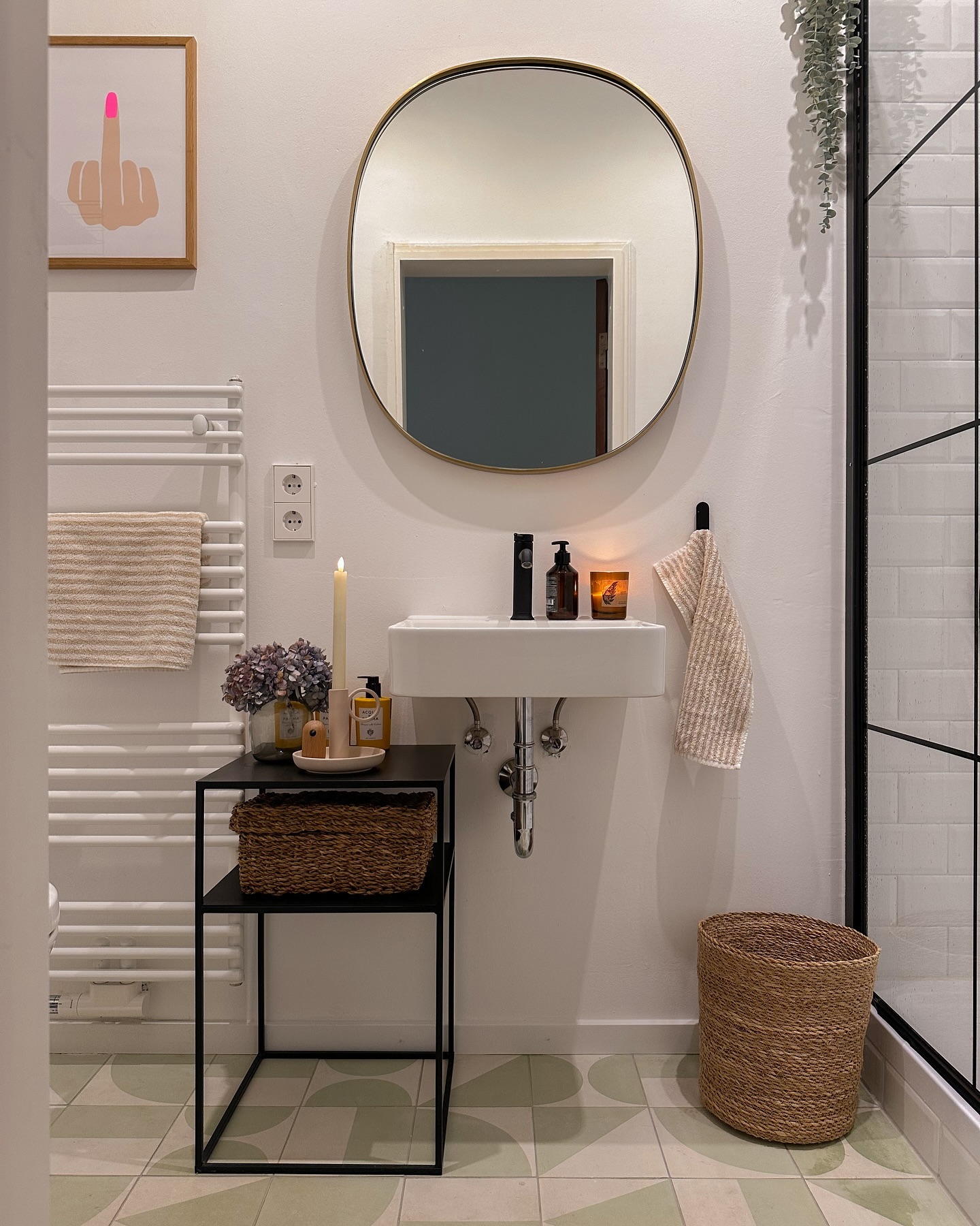 Modernes Badezimmer: Minimalismus trifft Natürlichkeit