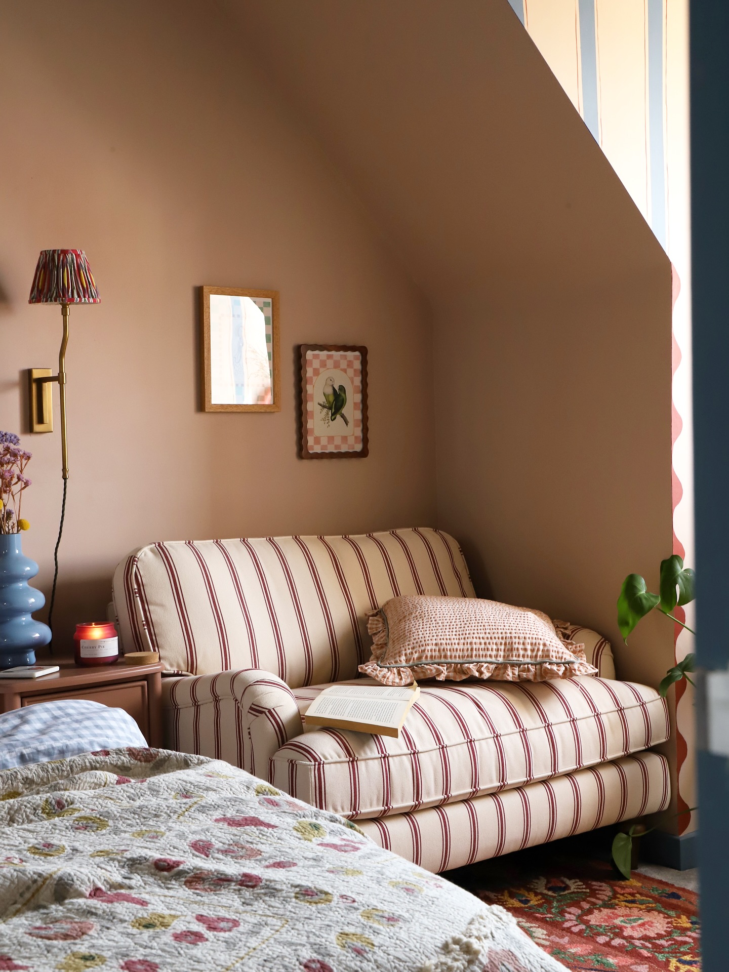 Romantisches Schlafzimmer mit Vintage-Charme und gemütlicher Leseecke