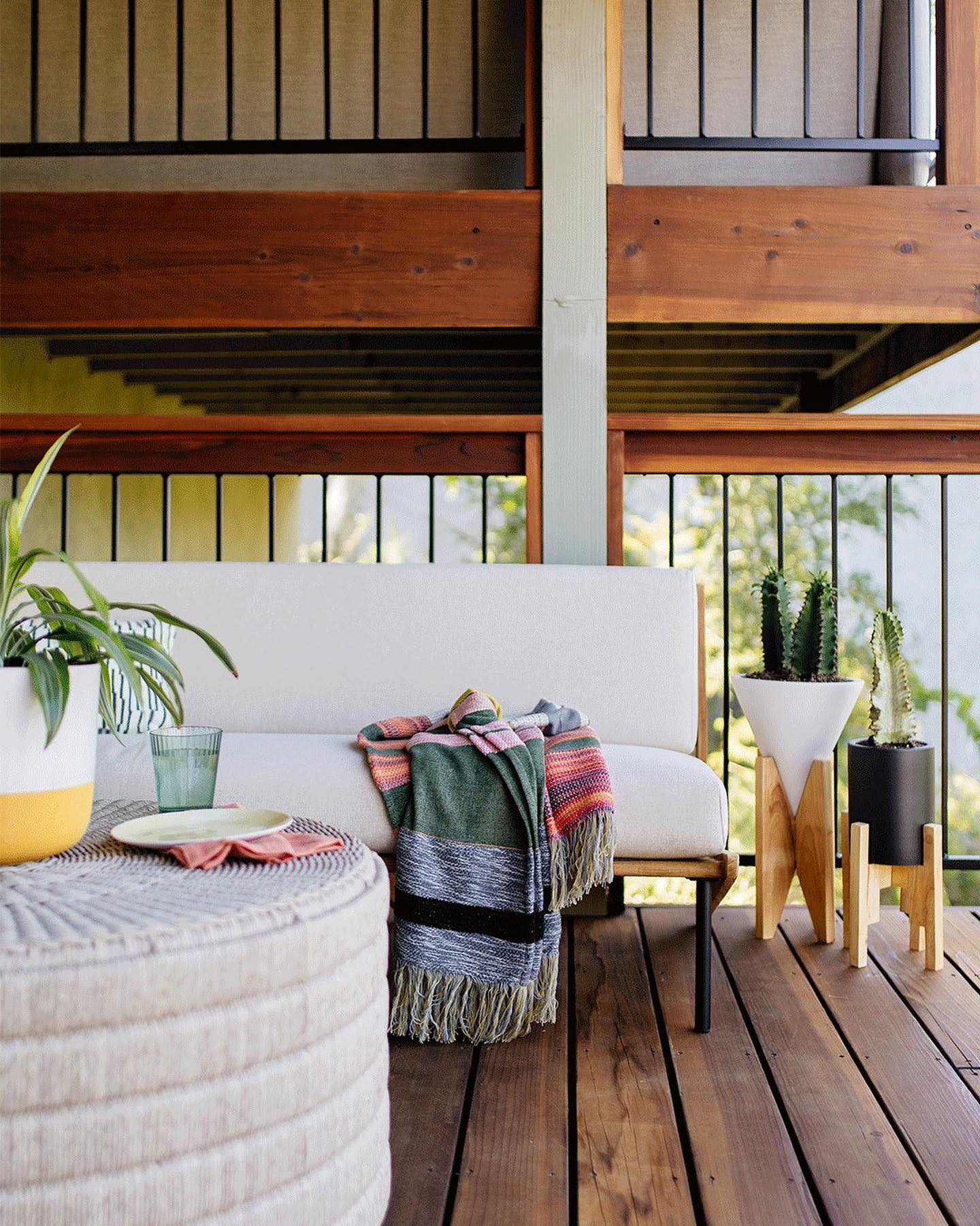 Entspannte Outdoor Lounge auf dem Holzbalkon