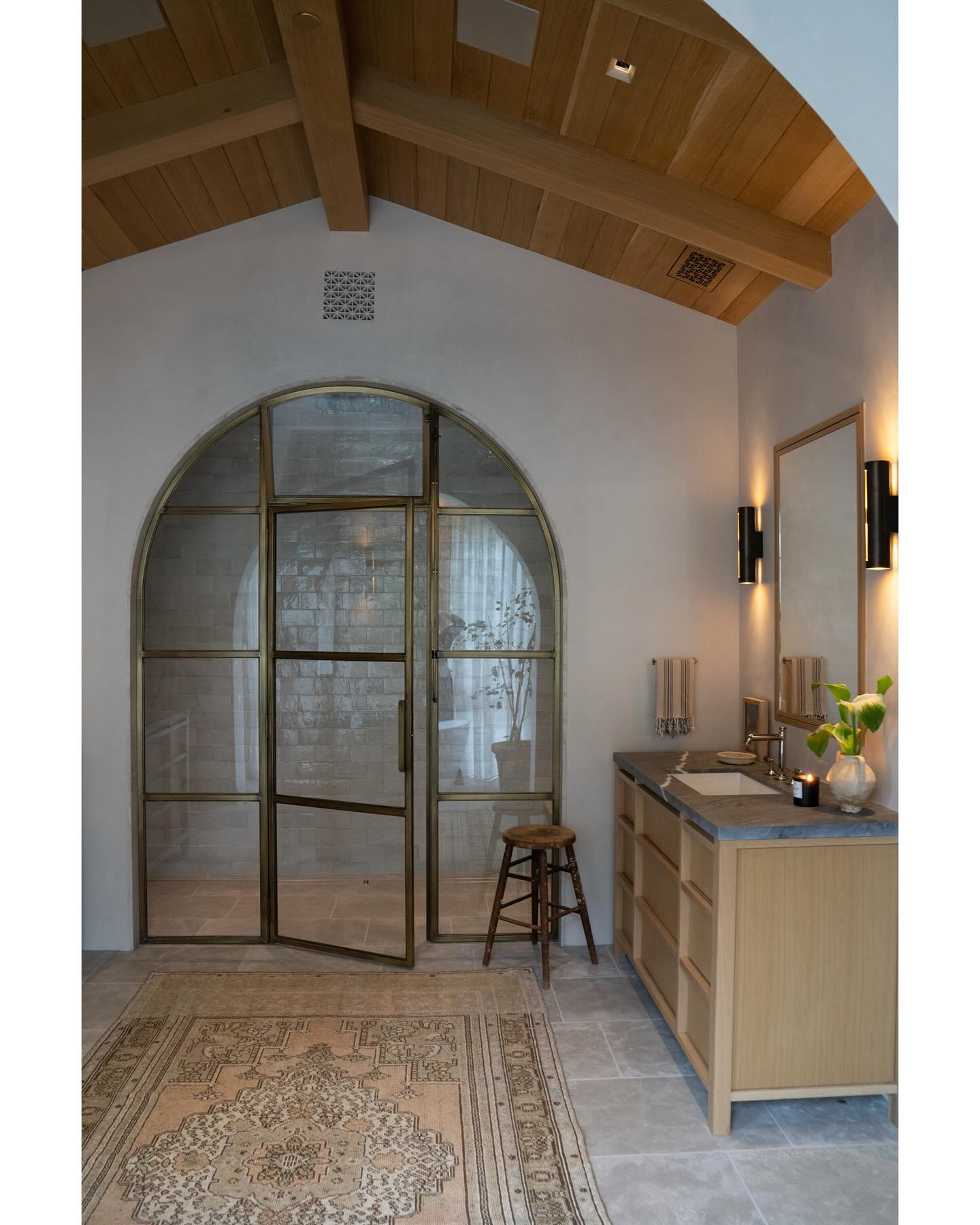 Luxus-Badezimmer: Mediterraner Stil mit Boho-Flair und Naturmaterialien