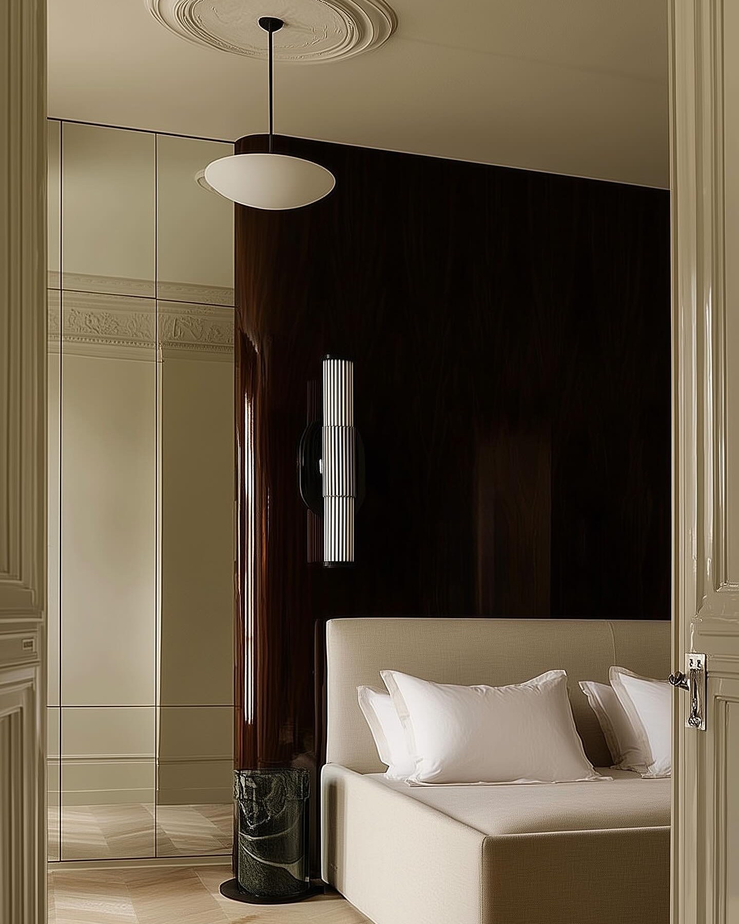 Luxuriöses Schlafzimmer mit eleganten Holzpaneelen