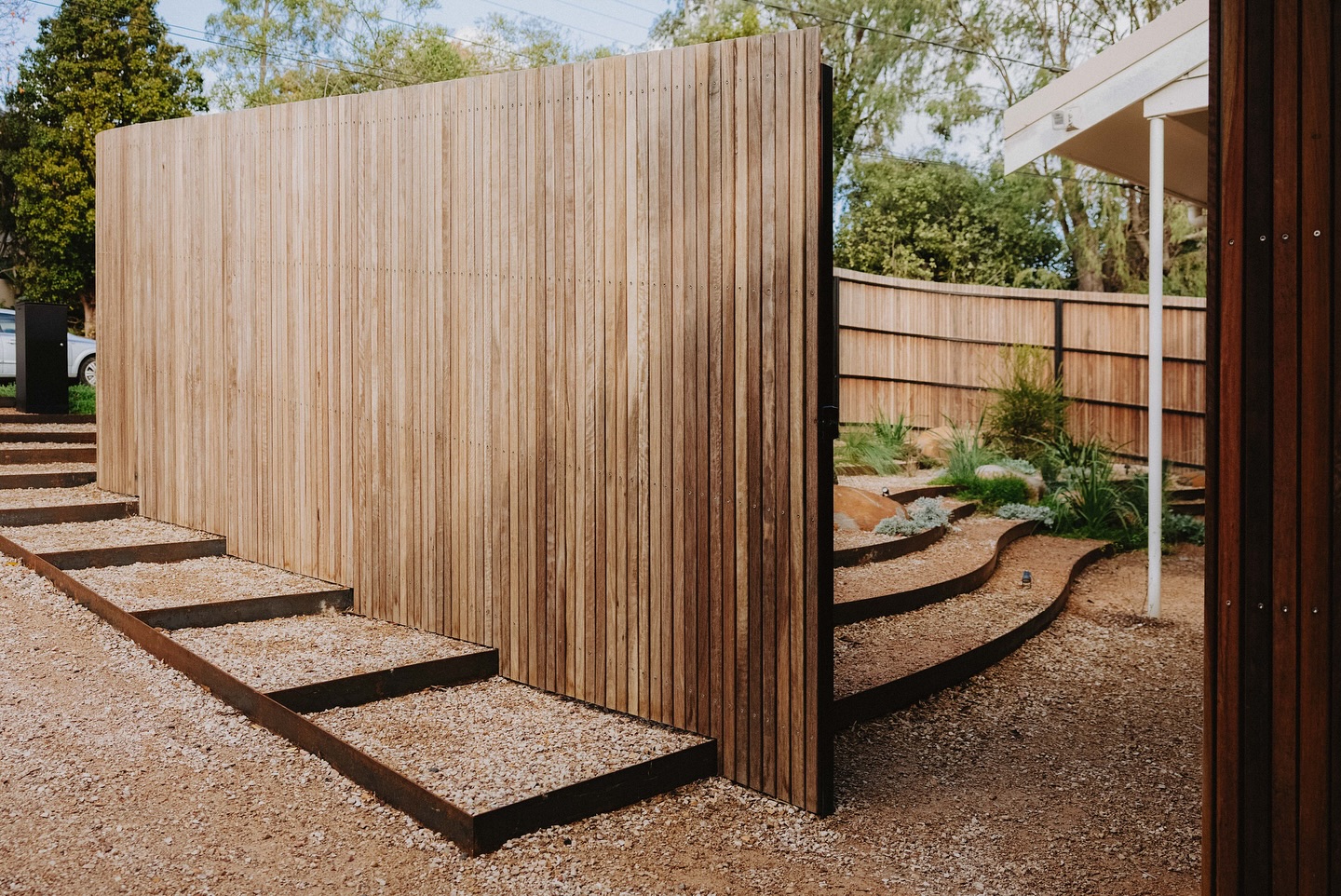 Modernes Gartendesign mit Holz, Kies und Cortenstahl