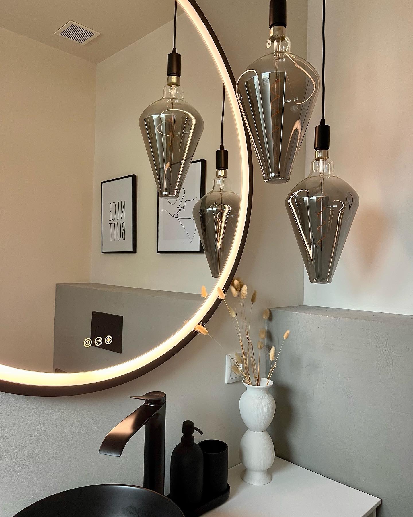 Modernes Bad-Design mit Industrial Chic und Naturakzenten