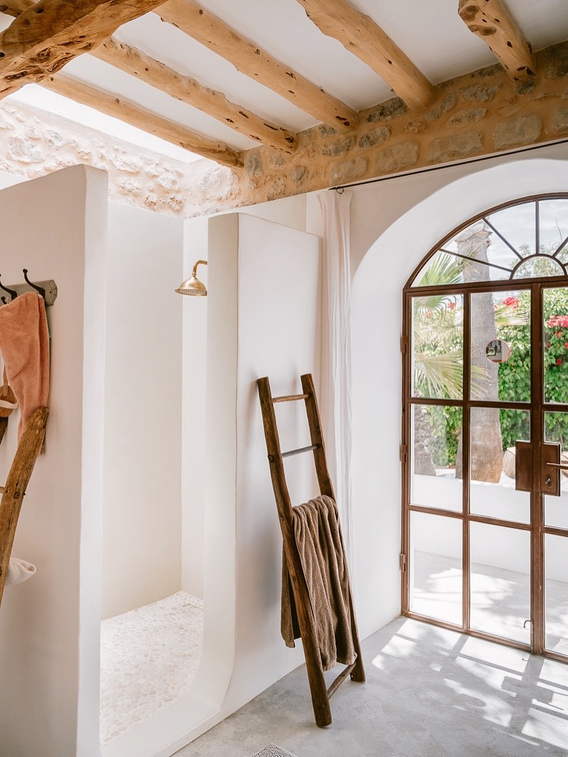 Mediterraner Traumbad: Rustikaler Chic mit Naturmaterialien