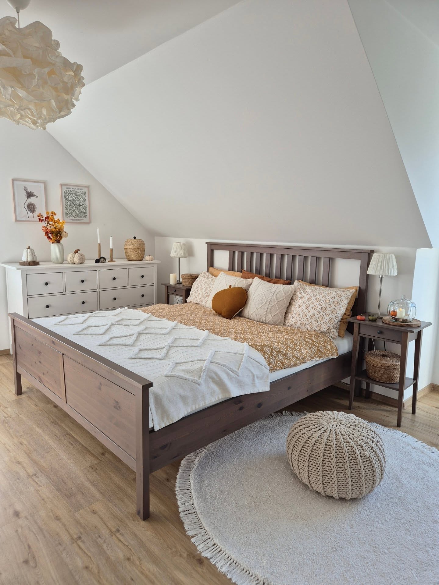Gemütliches Schlafzimmer unter dem Dach: Skandinavische Wärme trifft Herbstzauber