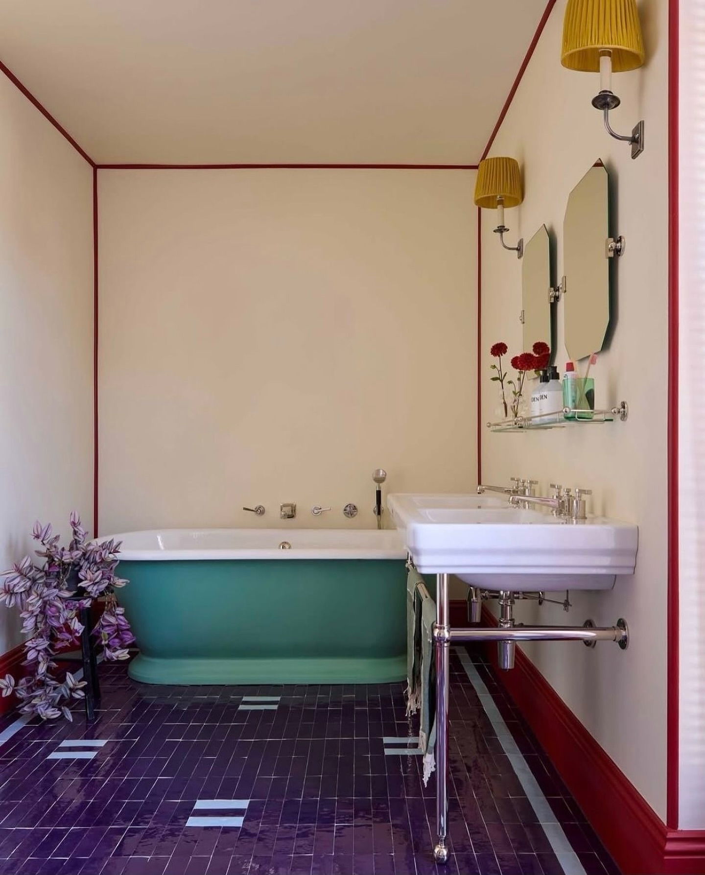 Badezimmer in Lila und Türkis: Eine Hommage an den farbenfrohen Art Deco Chic